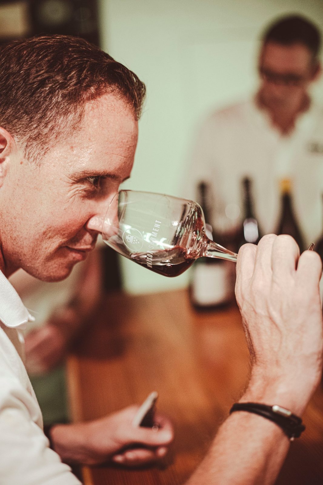 Dégustation d’un vin rouge dans un verre Maison Sarment
