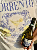 Bouteille de Prosecco Donna Geli tenue devant un t-shirt Sorrento