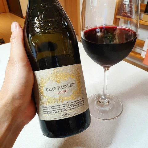 Verre et bouteille de Gran Passione Rosso Veneto