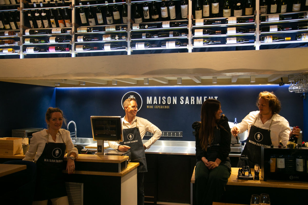 L'équipe Maison Sarment derrière le bar à vins des Carmes, à Toulouse