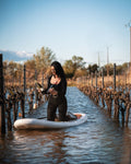 Amélia Barbier en paddle dans les vignes submergées des Terres Salées