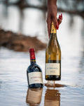 Les Terres Salées rouge et blanc du Château Bouïsset posés dans l'eau